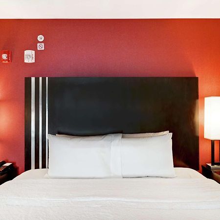 Hampton Inn By Hilton Чилиуак Екстериор снимка