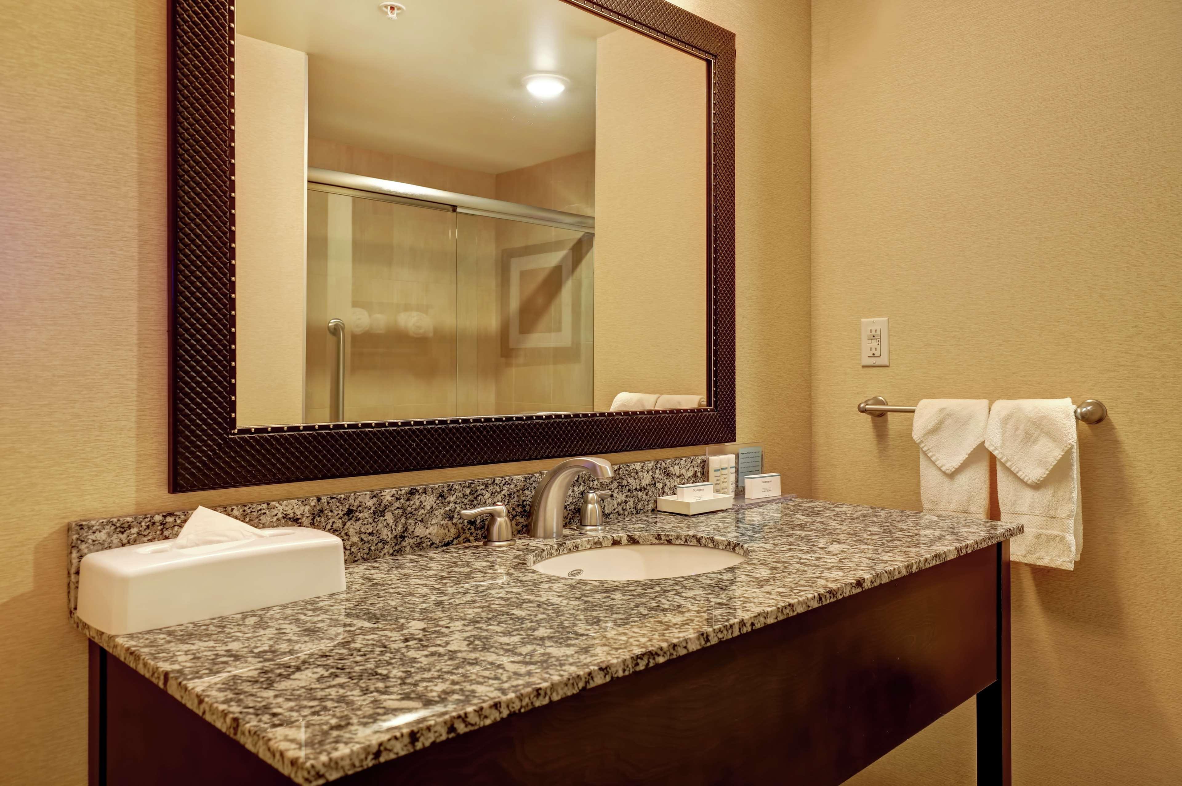 Hampton Inn By Hilton Чилиуак Екстериор снимка