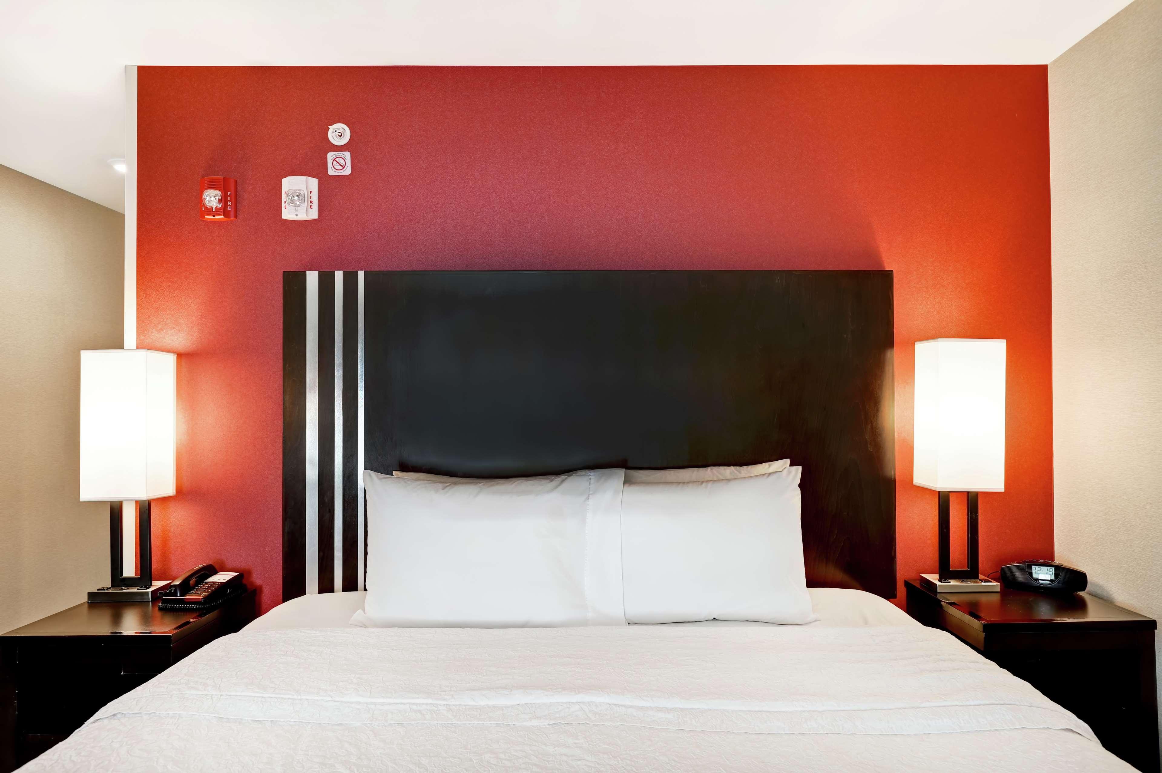 Hampton Inn By Hilton Чилиуак Екстериор снимка