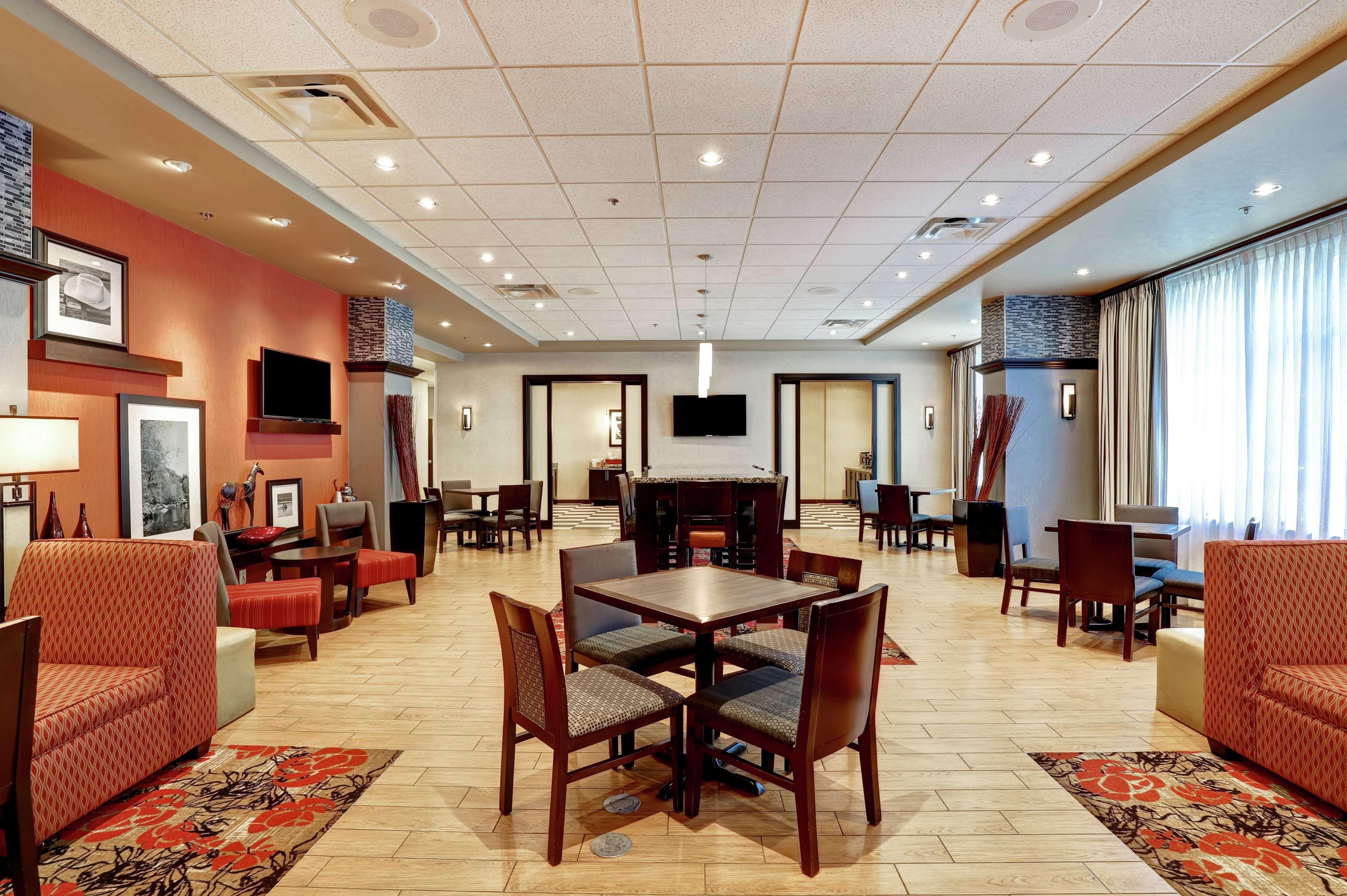 Hampton Inn By Hilton Чилиуак Екстериор снимка