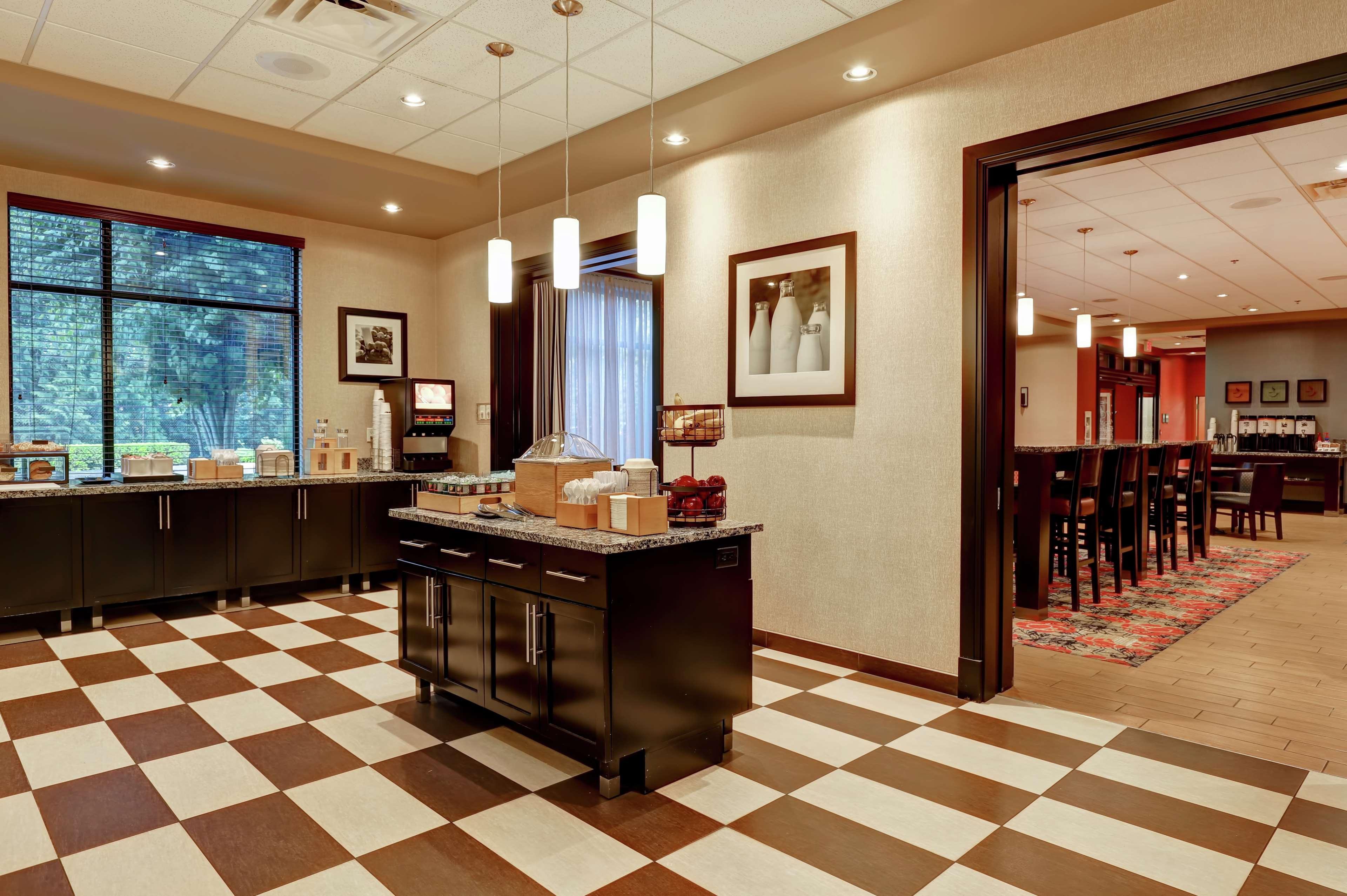 Hampton Inn By Hilton Чилиуак Екстериор снимка
