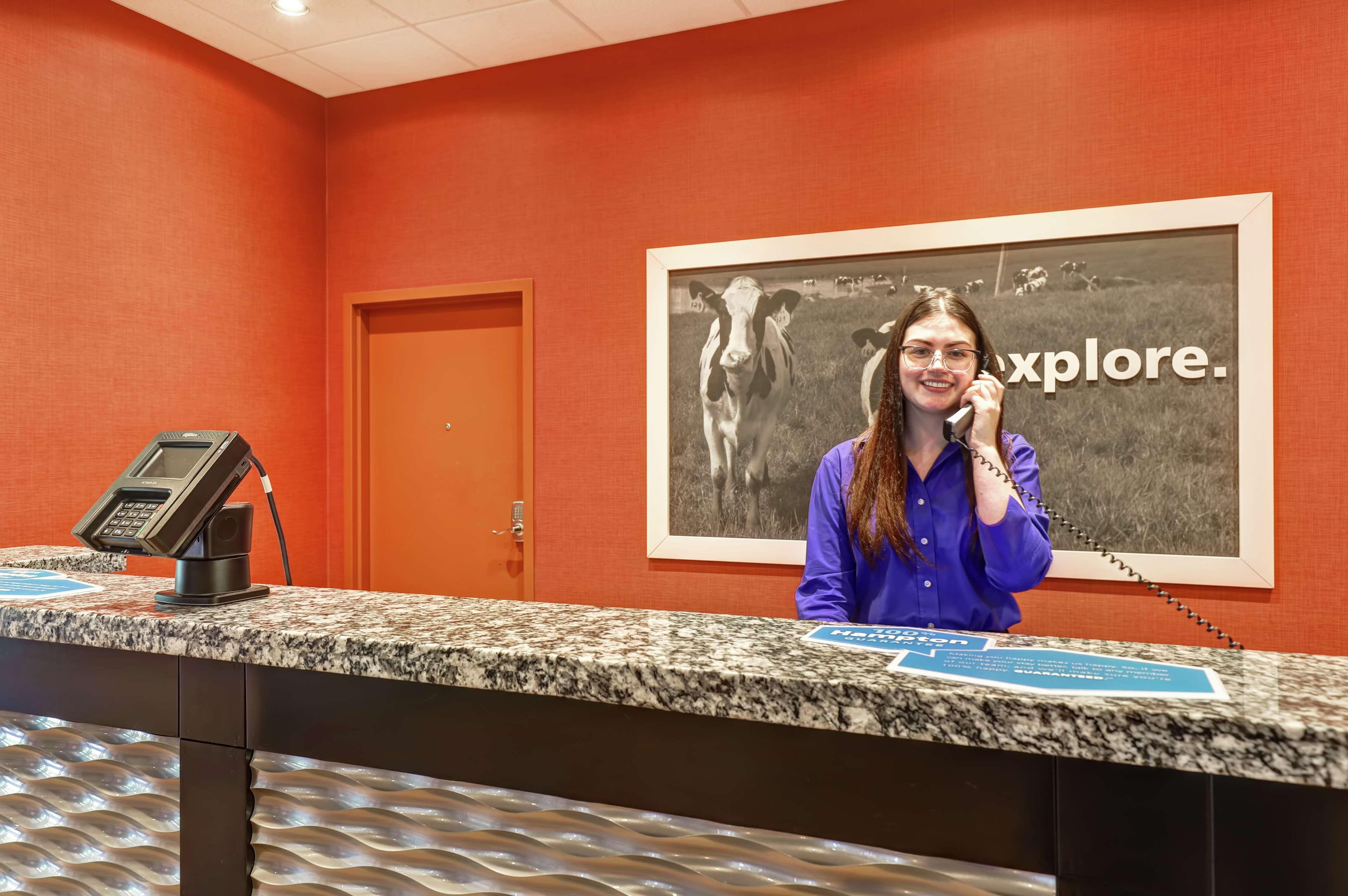 Hampton Inn By Hilton Чилиуак Екстериор снимка