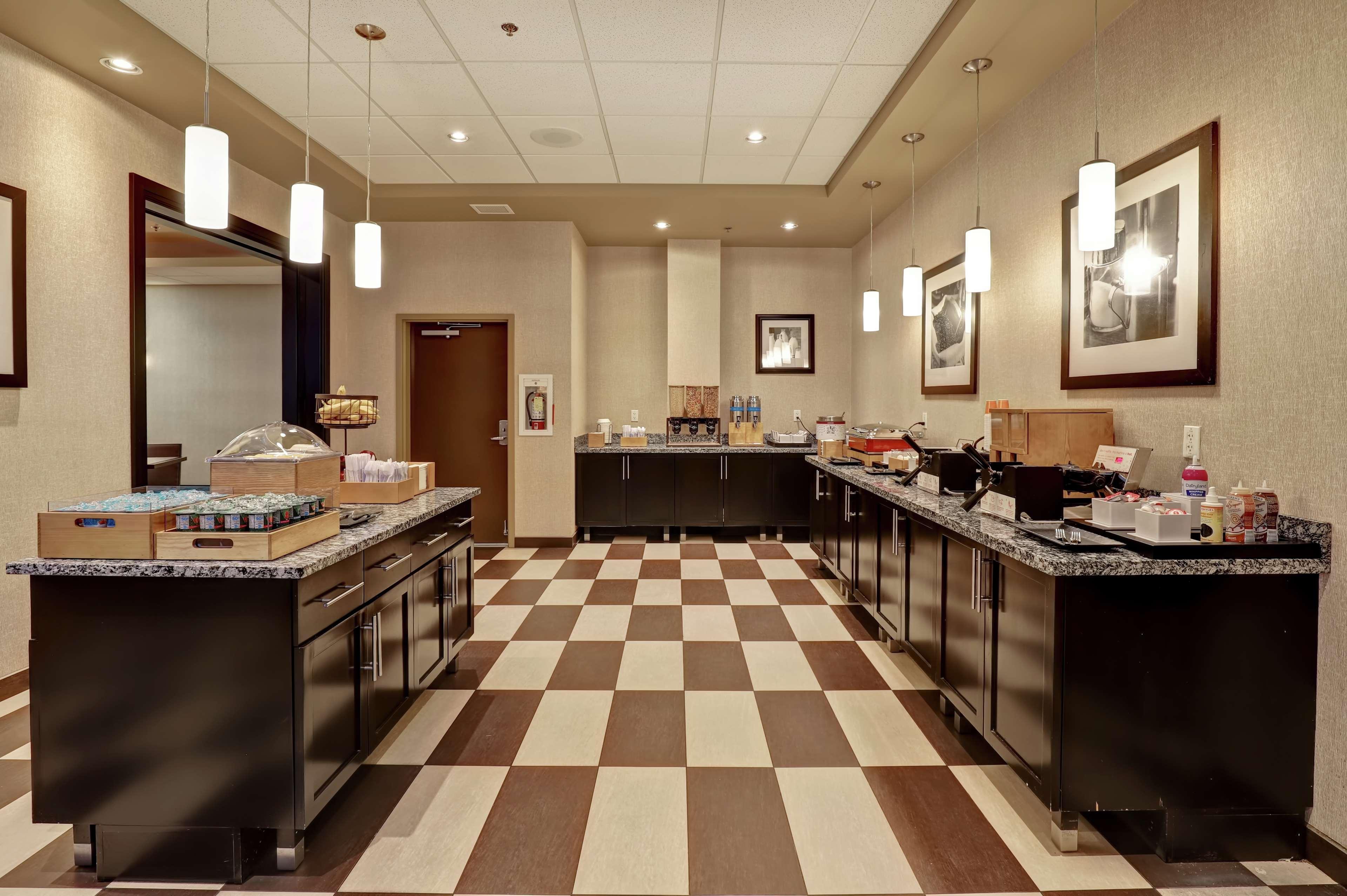 Hampton Inn By Hilton Чилиуак Екстериор снимка