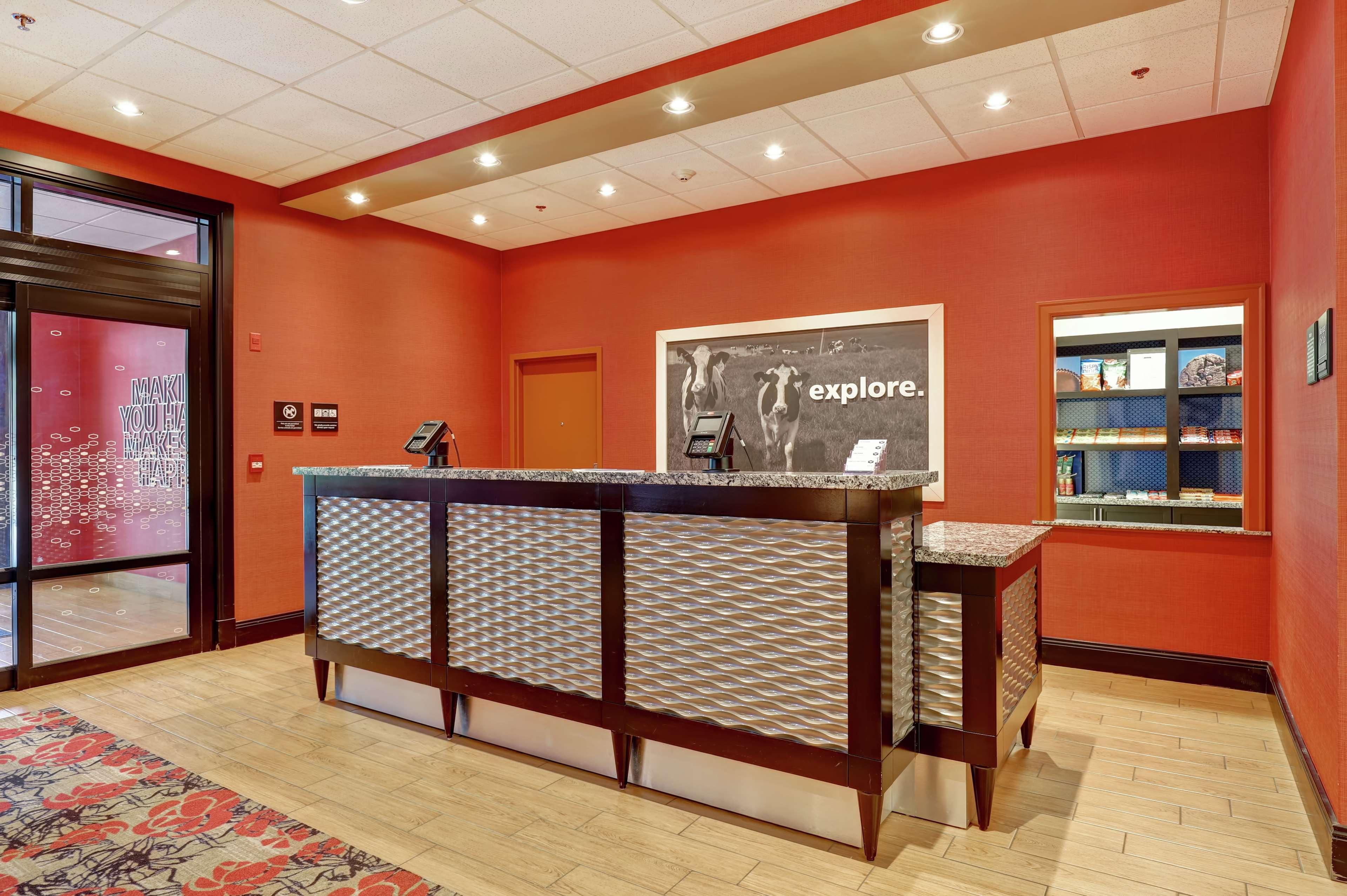 Hampton Inn By Hilton Чилиуак Екстериор снимка