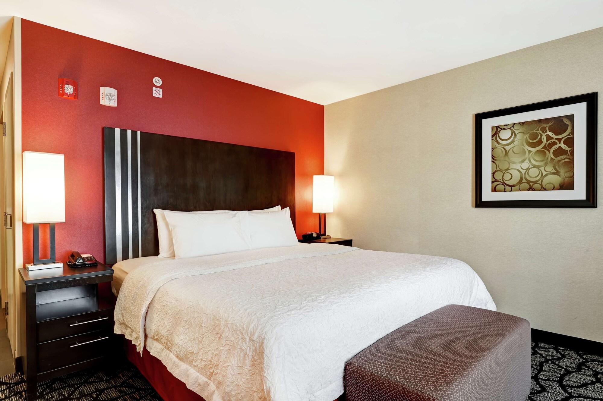 Hampton Inn By Hilton Чилиуак Екстериор снимка