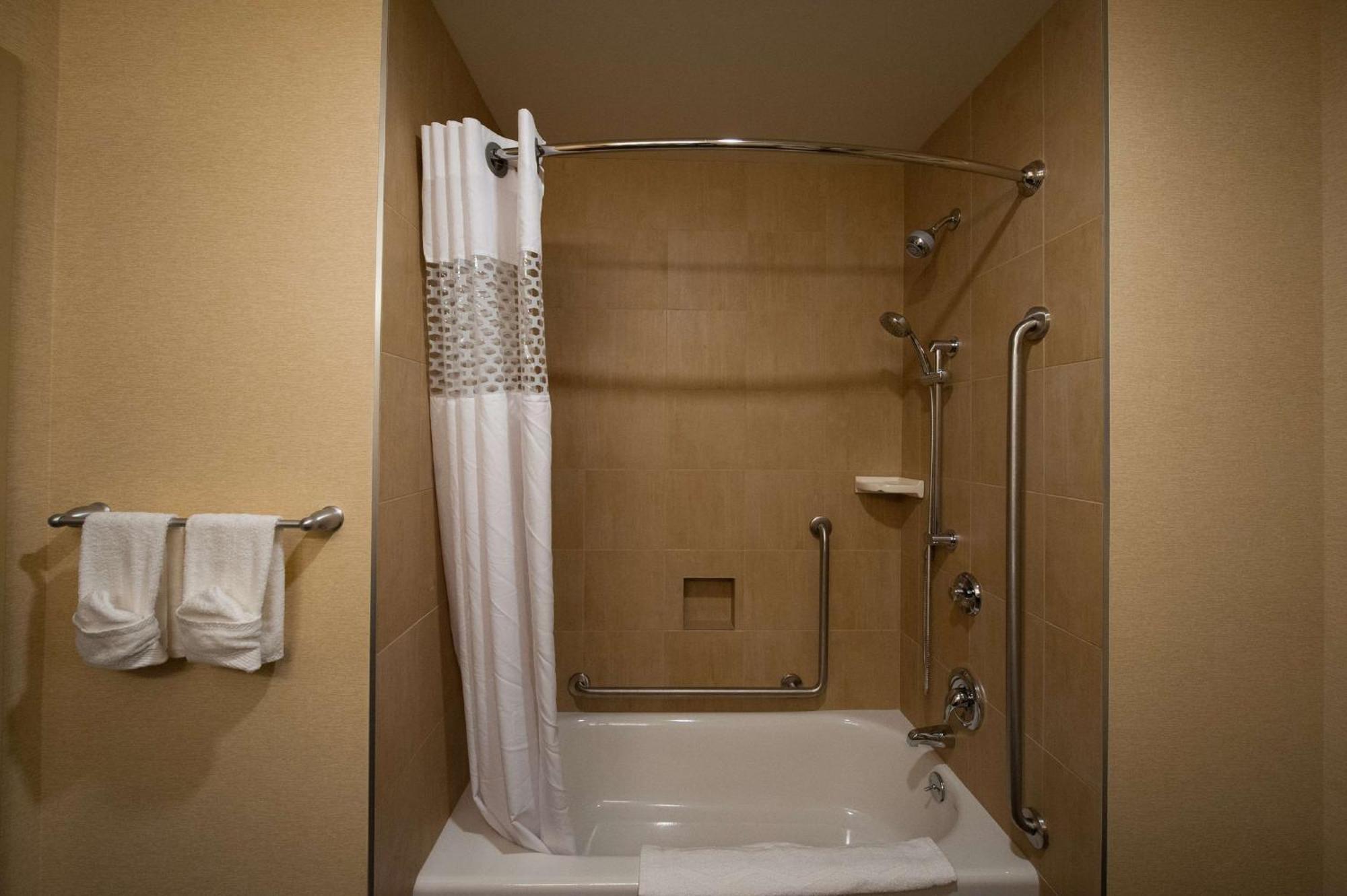 Hampton Inn By Hilton Чилиуак Екстериор снимка