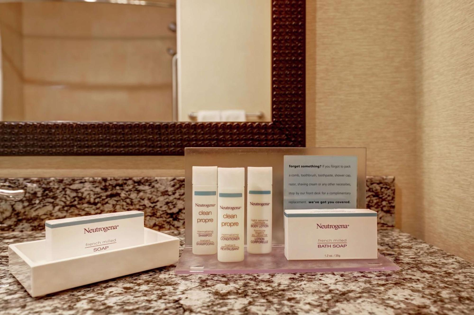 Hampton Inn By Hilton Чилиуак Екстериор снимка