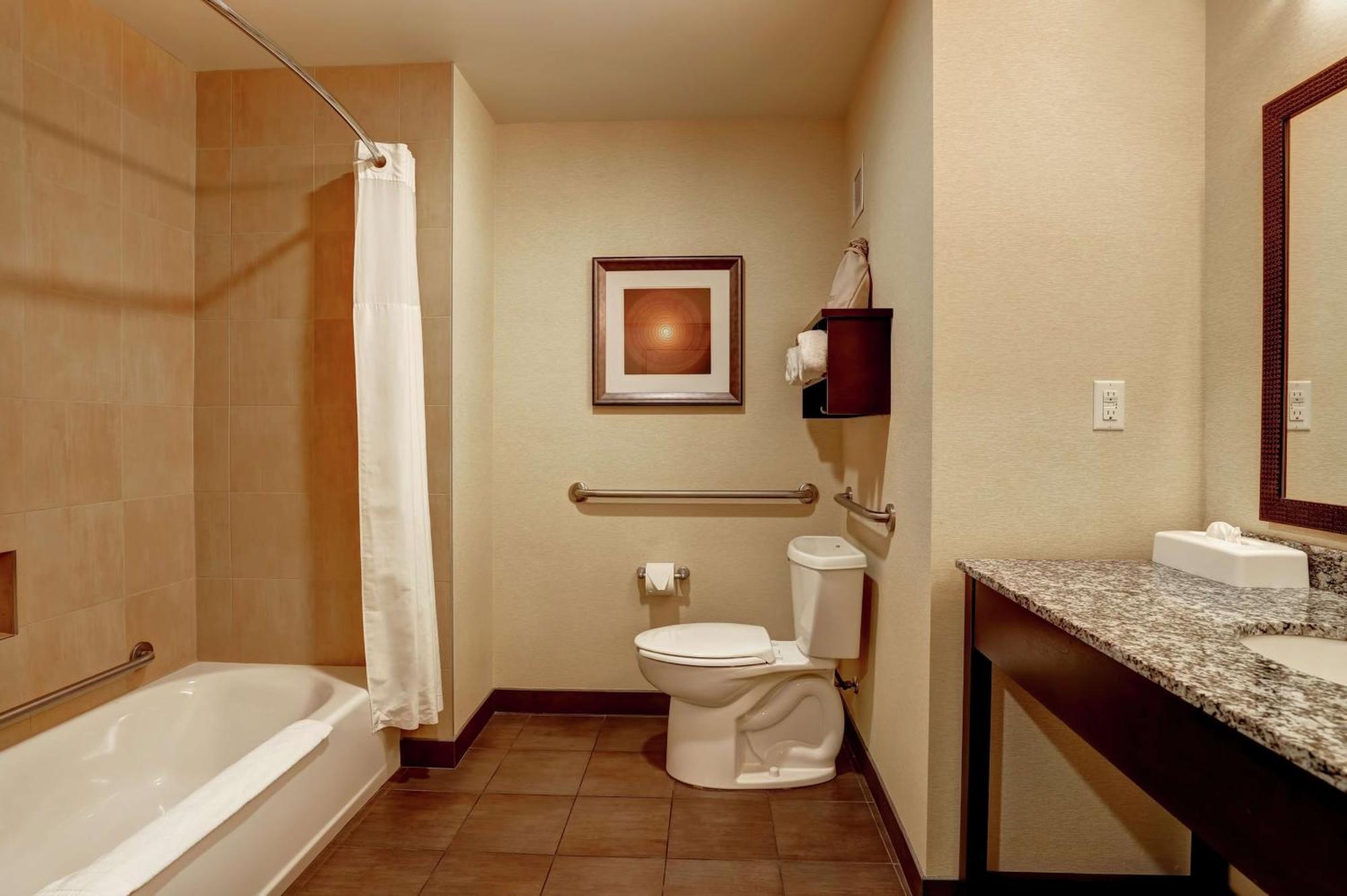 Hampton Inn By Hilton Чилиуак Екстериор снимка