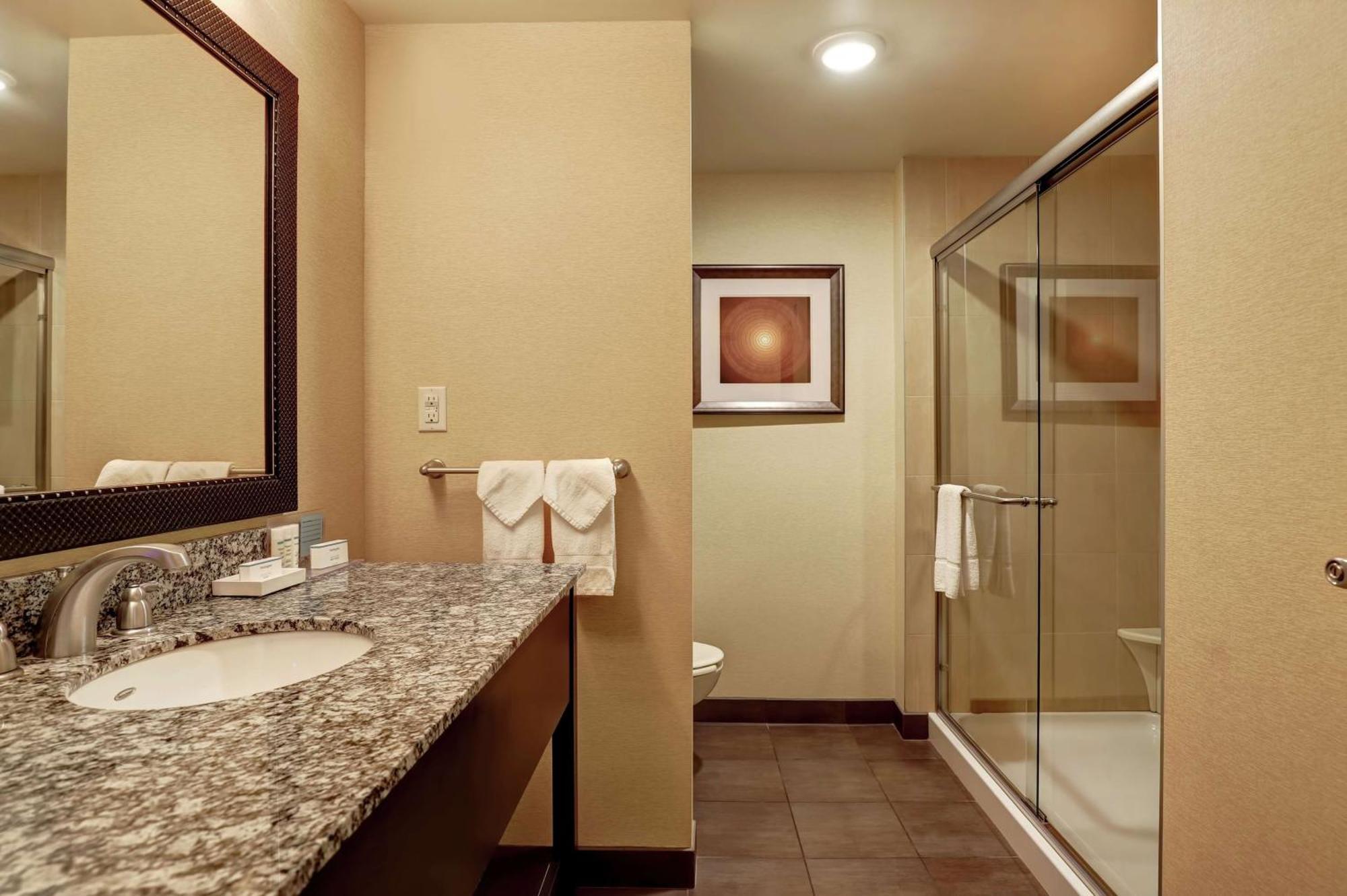 Hampton Inn By Hilton Чилиуак Екстериор снимка