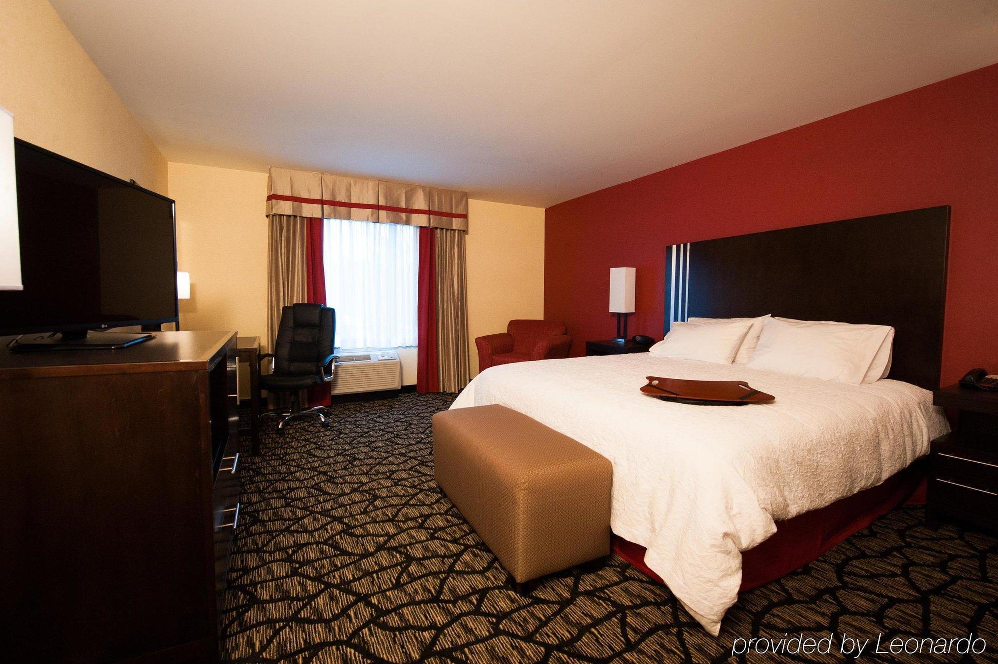 Hampton Inn By Hilton Чилиуак Екстериор снимка