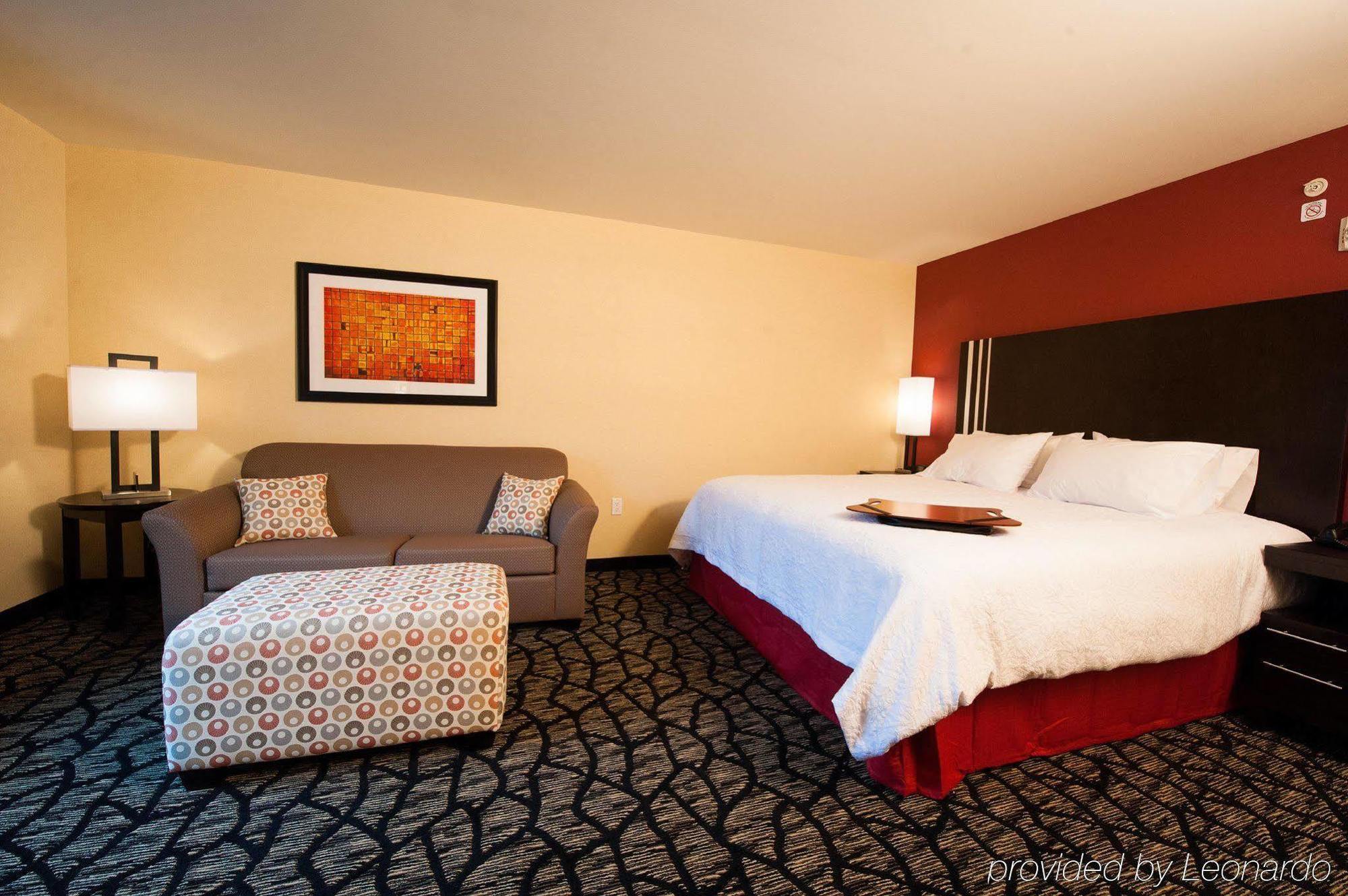 Hampton Inn By Hilton Чилиуак Екстериор снимка