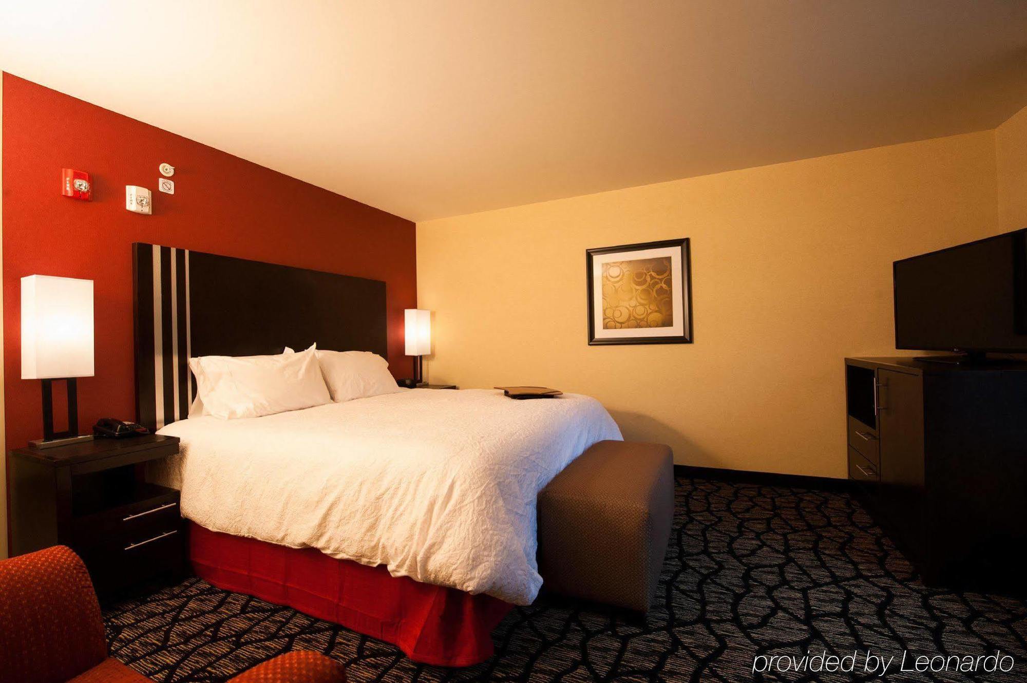Hampton Inn By Hilton Чилиуак Екстериор снимка